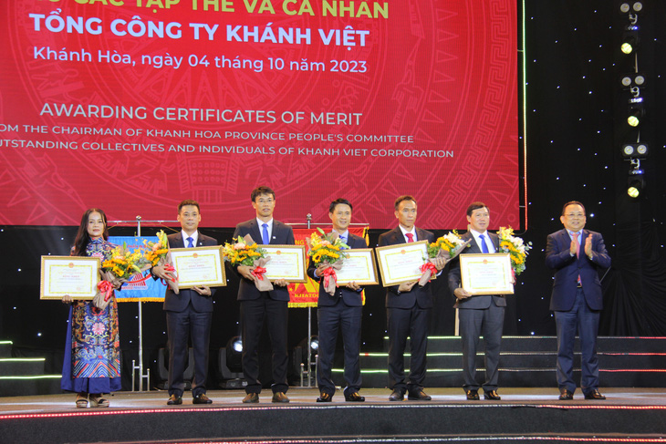 Phó chủ tịch UBND tỉnh Khánh Hòa Lê Hữu Hoàng trao bằng khen của UBND tỉnh cho các tập thể và cá nhân của Khatoco - Ảnh: TRẦN HƯỚNG