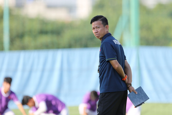 HLV Hoàng Anh Tuấn kiên định với nhiệm vụ đào tạo U18 Việt Nam theo khuôn mẫu của U23 và tuyển Việt Nam - Ảnh: HOÀNG TÙNG
