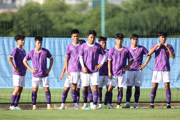 Các cầu thủ U18 Việt Nam được động viên nỗ lực để có thể được triệu tập lên tuyển quốc gia - Ảnh: HOÀNG TÙNG