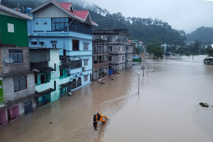 Ảnh do quân đội Ấn Độ công bố vào ngày 4-10 cho thấy một con đường ngập nước tại thung lũng Lachen, bang Sikkim, đông bắc Ấn Độ sau lũ quét - Ảnh: AFP/Quân đội Ấn Độ