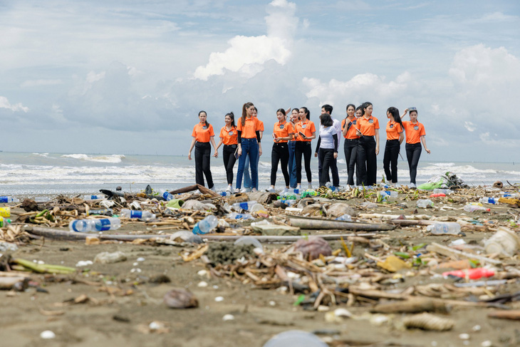 Dàn thí sinh Miss Earth Việt Nam cùng người dân chung tay dọn rác.