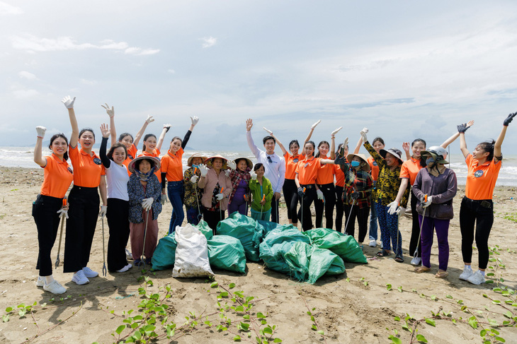 Team Lừa của Hoa hậu Khánh Vân nhặt rác tại bãi biển Cần Giờ.