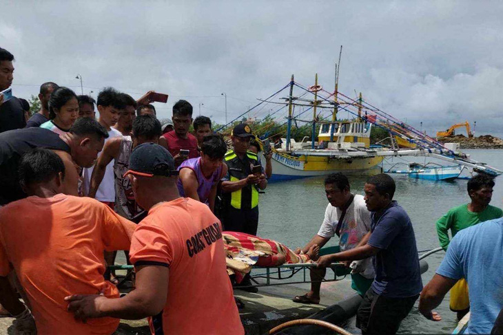 Tuần duyên Philippines đưa thi thể những ngư dân thiệt mạng trong vụ tai nạn hàng hải hôm 2-10 về bờ - Ảnh: AFP