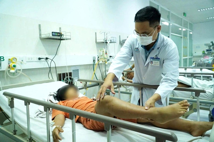 Các bác sĩ Bệnh viện Nhi đồng 2 theo dõi và điều trị cho ba anh em ruột bị ngộ độc botulinum sau khi ăn bánh mì kẹp chả lụa vào tháng 5-2023 - Ảnh: Bệnh viện cung cấp