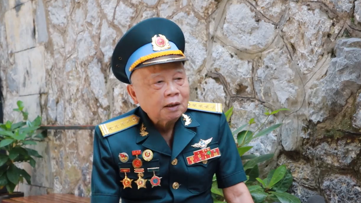 Ông Dương Niết chia sẻ với Tuổi Trẻ Online lý do Tiểu đoàn Bình Ca về tiếp quản thủ đô ai cũng mang theo... chổi - Ảnh: T.ĐIỂU