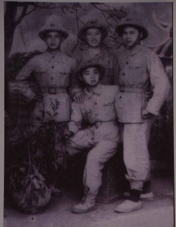 Ông Dương Niết (ngồi) cùng các đồng chí của mình tham gia tiếp quản thủ đô - Ảnh chụp lại trong trưng bày