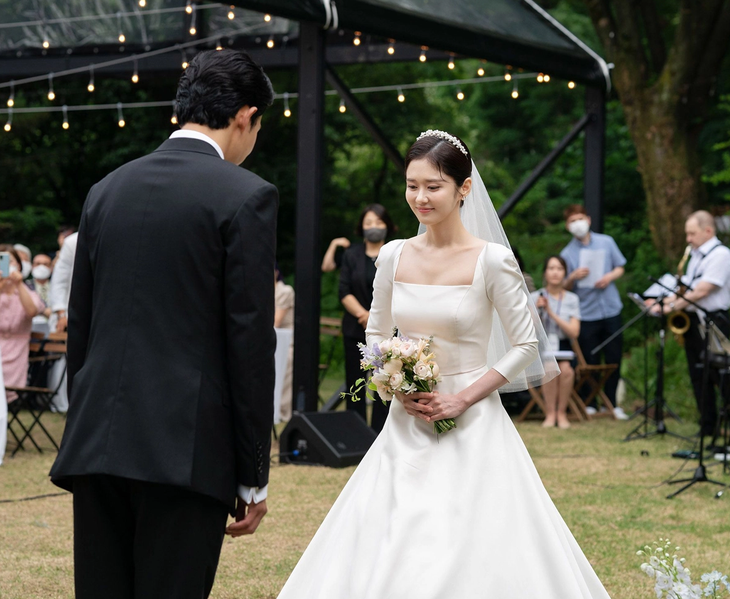 Đặc biệt, Vị khách VIP - Kẻ thứ ba đã “se duyên” cho Jang Na Ra đạo diễn hình ảnh của bộ phim. Họ chính thức kết hôn vào cuối tháng 6-2020, “nữ thần không tuổi” hạn chế chia sẻ về người bạn đời.