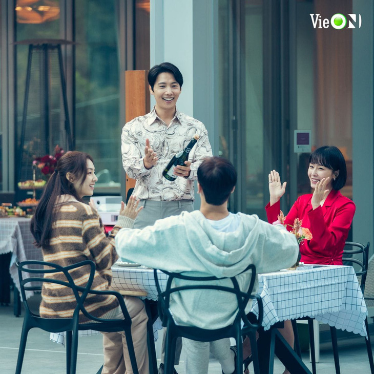 Dưới lớp vỏ bạn thân, Eun Kang chỉ vì lòng đố kỵ mà “vụng trộm không thể giấu” với Go Cha Won (Lee Sang Woo đóng) - chồng của cô bạn thân.