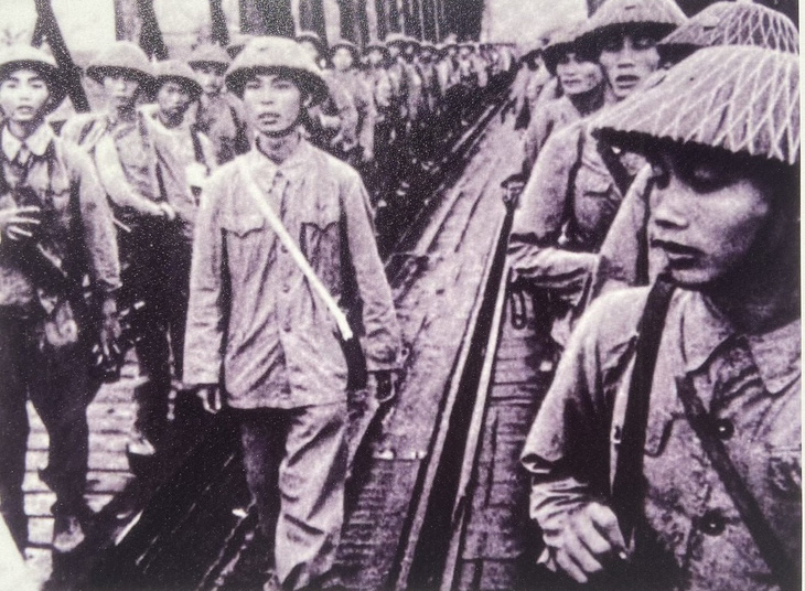 Tiểu đoàn Bình Ca trên cầu Đuống về tiếp quản 35 vị trí trọng yếu ở Hà Nội ngày 8-10-1954 - Ảnh chụp lại từ trưng bày