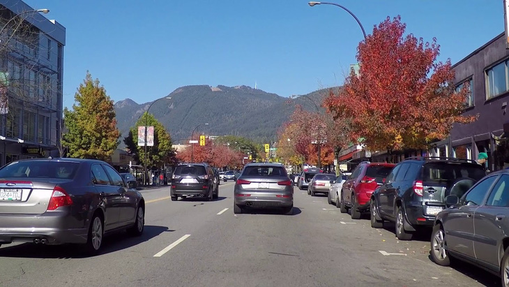 Vancouver là nơi có địa hình đa dạng, nên việc chuyển từ xe cá nhân sang xe công cộng sẽ có chút thách thức - Ảnh: Free Jazz/YouTube
