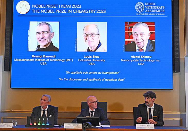 Viện hàn lâm Khoa học Hoàng gia Thụy Điển ở Stockholm công bố ba nhà khoa học thắng giải Nobel Hóa học, ngày 4-10 - Ảnh: AFP