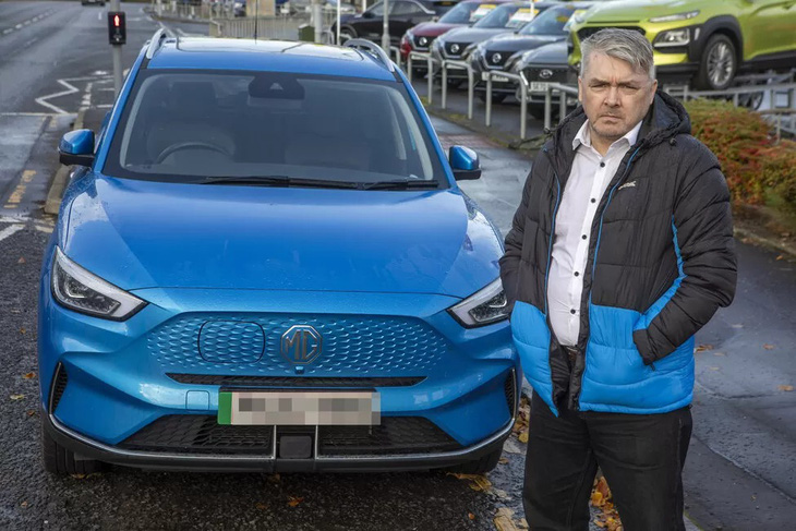 Brian Morrison và chiếc xe điện MG ZS &quot;nổi loạn&quot; của mình - Ảnh: BBC News