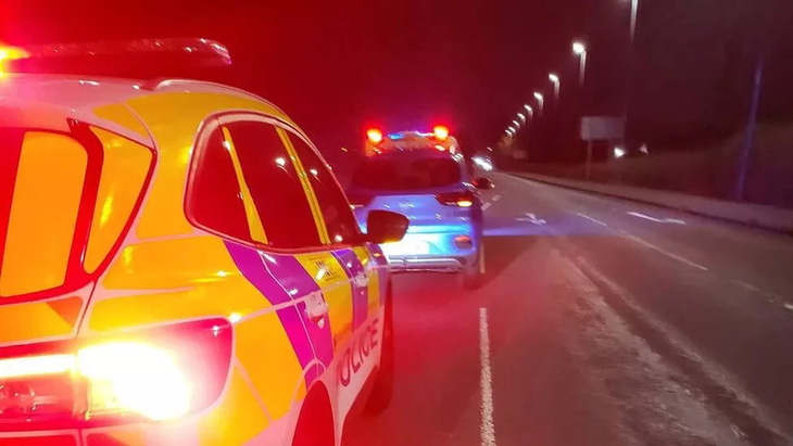 Chiếc MG ZS được dừng lại thành công nhờ xe cảnh sát chặn đầu - Ảnh: BBC News