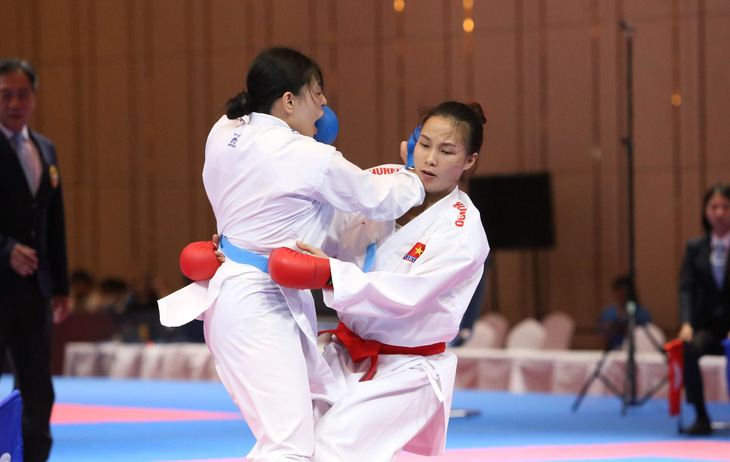 Đinh Thị Hương (phải) đã đánh bại đối thủ Indonesia ở trận tranh huy chương đồng - Ảnh: HUY ĐĂNG
