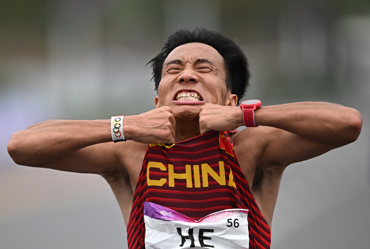 VĐV Marathon He Jie mang về cho Trung Quốc tấm HCV thứ 172 - Ảnh: Reuters