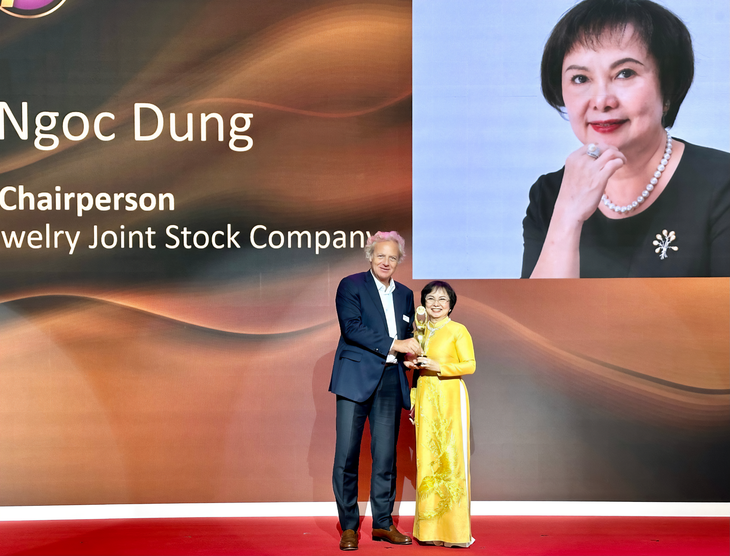 Bà Cao Thị Ngọc Dung được vinh danh là một trong 40 biểu tượng xuất sắc nhất ngành kim hoàn thế giới, tại JWA 2023 - Ảnh: HOÀI ANH