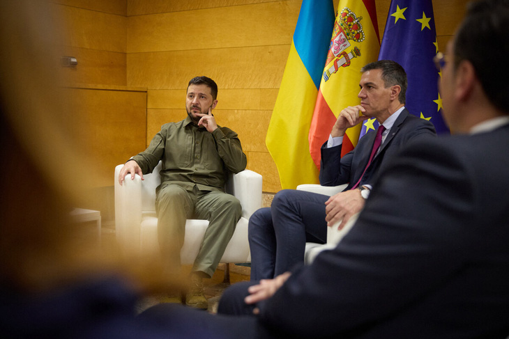 Tổng thống Ukraine Volodymyr Zelensky gặp các lãnh đạo châu Âu ở Tây Ban Nha ngày 5-10 - Ảnh: AFP
