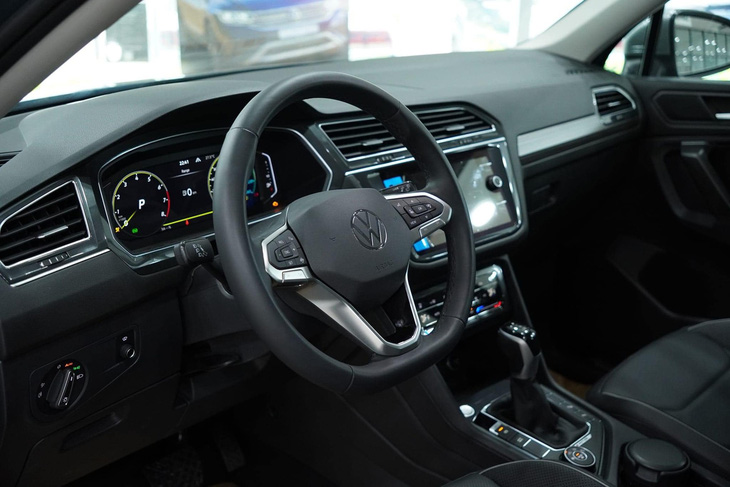 Nội thất Volkswagen Tiguan được cải thiện theo hướng sang trọng hơn với những thay đổi bao gồm bảng đồng hồ kỹ thuật số và dàn nút bấm cảm ứng dày đặc hơn, cụm điều khiển trung tâm và vô-lăng. Màn hình trung tâm 8 inch, hỗ trợ Apple CarPlay và Android Auto. Điều hòa tự động 3 vùng - Ảnh: Đại lý Volkswagen/Facebook