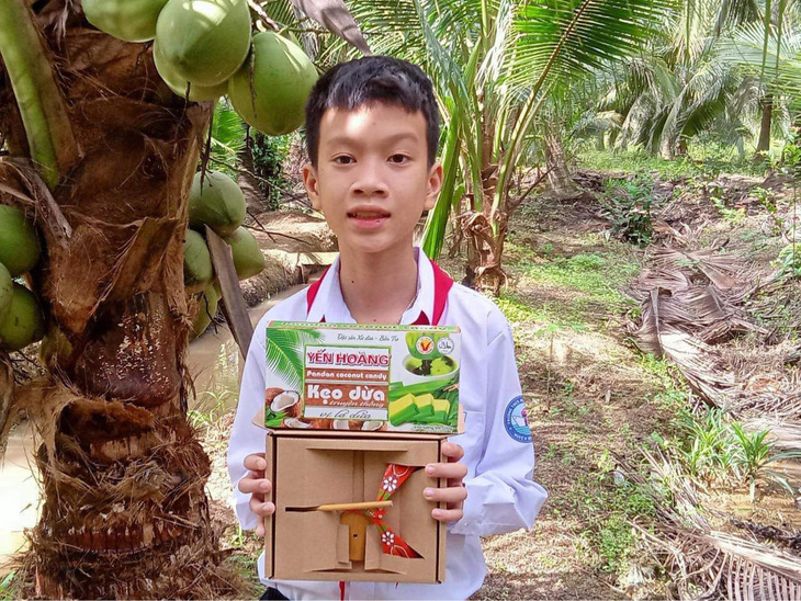 Đào Khương Duy chuẩn bị kẹo dừa Bến Tre và chuồn chuồn tre đến dự lễ trao giải Cuộc thi viết thư quốc tế UPU - Ảnh: Gia đình cung cấp