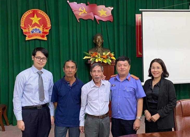 Từ trái qua: luật sư Phan Minh Hoàng, ông Võ Ngọc, Nguyễn Thận cùng đại diện Viện KSND tỉnh Bình Thuận trong một buổi thương lượng bồi thường oan sai cho ông Võ Tê - Ảnh: HOÀNG ĐIỆP
