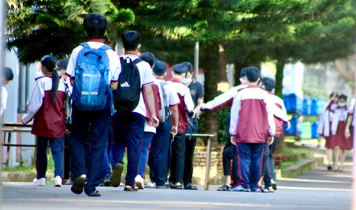 Mỗi ngày, hàng ngàn học sinh Trường THCS - THPT Đông Du bị lục cặp, soát người trước khi vào lớp - Ảnh: THẾ THẾ