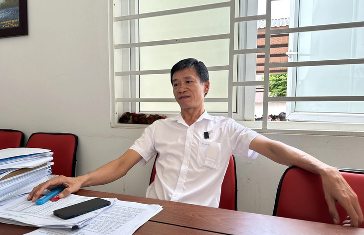 Ông Lê Ngọc Sơn - hiệu trưởng Trường THCS - THPT Đông Du (TP Buôn Ma Thuột, Đắk Lắk) - khẳng định việc lục cặp, soát người học sinh là bình thường - Ảnh: TRUNG TÂN