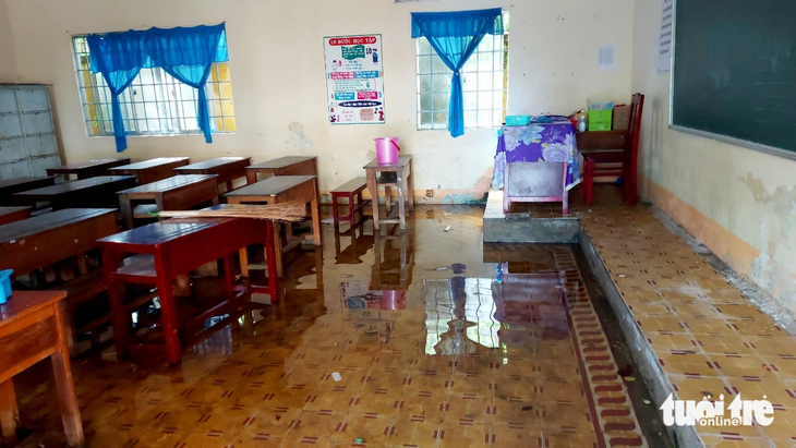 Một phòng học ở Trường tiểu học Đông Thái 1 nước vẫn còn ngập. Các em học sinh chưa thể đến trường học - Ảnh: CHÍ CÔNG
