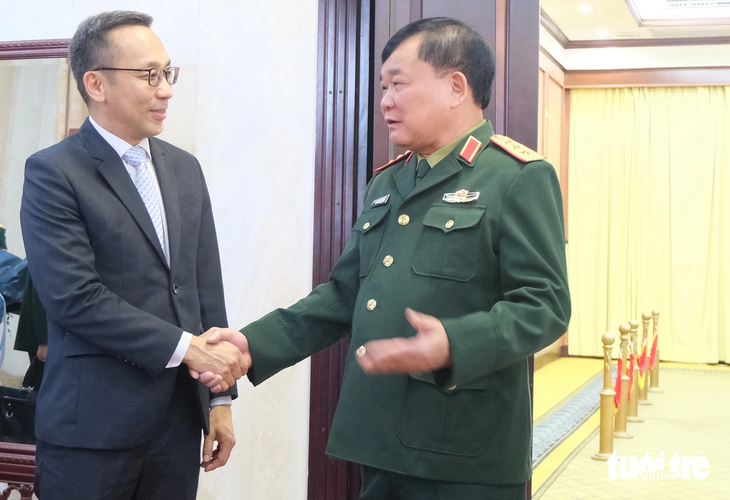 Thượng tướng Hoàng Xuân Chiến, thứ trưởng Bộ Quốc phòng (bên phải), chào mừng ông Chan Heng Kee, thư ký thường trực Bộ Quốc phòng Singapore, đến Việt Nam tham gia Đối thoại chính sách quốc phòng Việt Nam - Singapore lần thứ 14 - Ảnh: HÀ THANH