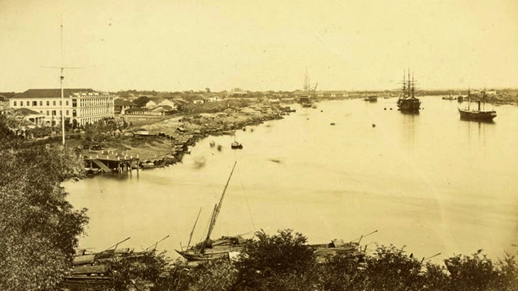 Ảnh toàn cảnh của Emille Gsell chụp hai bờ sông Sài Gòn, một bên là Thủ Thiêm, một bên là Bến Bạch Đằng ngày nay - Ảnh chụp khoảng sau 1865