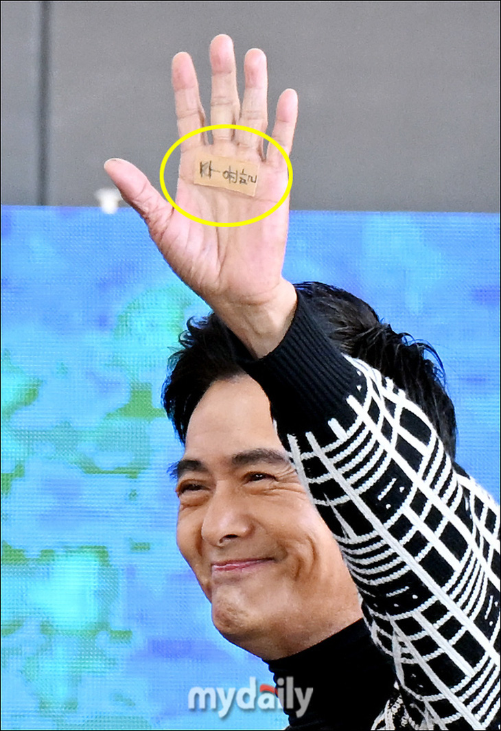Ngôi sao hàng đầu màn ảnh châu Á dí dỏm khi dán trong lòng bàn tay dòng chữ phiên âm tên của chính mình sang tiếng Hàn để khán giả có thể thuận lợi giao lưu