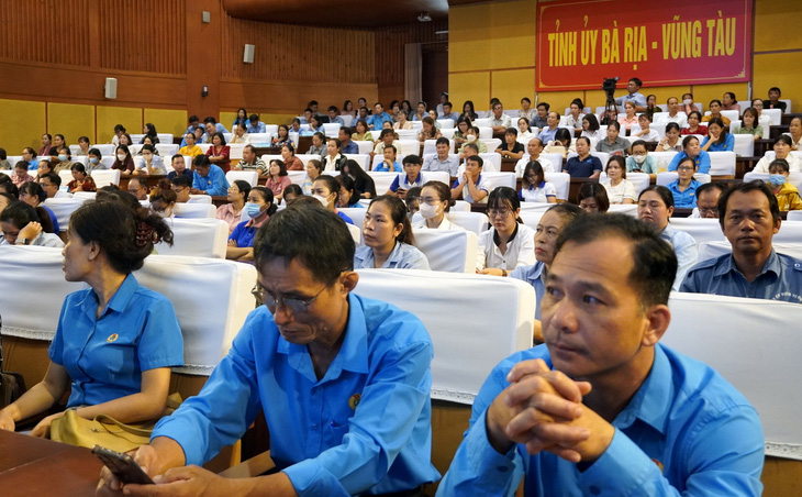 Công nhân, người lao động tỉnh Bà Rịa - Vũng Tàu tham gia đối thoại với lãnh đạo tỉnh - Ảnh: Đ.H.