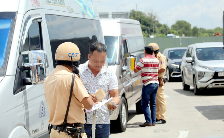 Lực lượng cảnh sát giao thông đội Cát Lái thuộc Phòng CSGT Công an TP.HCM kiểm tra các xe khách vào sáng 4-10 - Ảnh: MINH HÒA