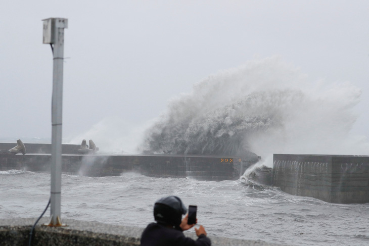 Một người dân chụp ảnh những con sóng lớn ập vào bờ ở huyện Đài Đông vào ngày 5-10 khi bão Koinu di chuyển qua khu vực phía nam đảo Đài Loan - Ảnh: REUTERS