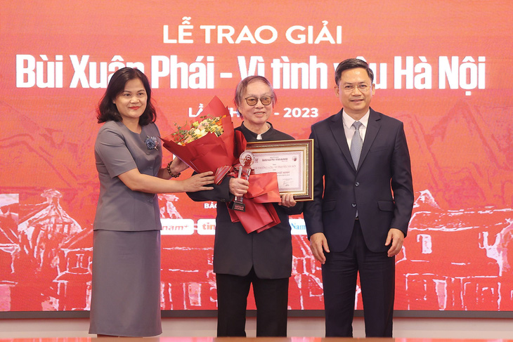 Đạo diễn Đặng Nhật Minh nhận Giải thưởng lớn - Vì tình yêu Hà Nội của Giải thưởng Bùi Xuân Phái - Vì tình yêu Hà Nội - Ảnh: BTC