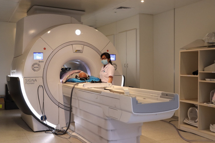 Máy MRI mới sửa của Bệnh viện Ung bướu bắt đầu chụp MRI lại cho bệnh nhân - Ảnh: HUỲNH THẢO