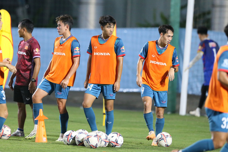 Tiền vệ 17 tuổi Nguyễn Công Phương (giữa) được đôn lên tập luyện cùng đội tuyển Việt Nam - Ảnh: HOÀNG TÙNG