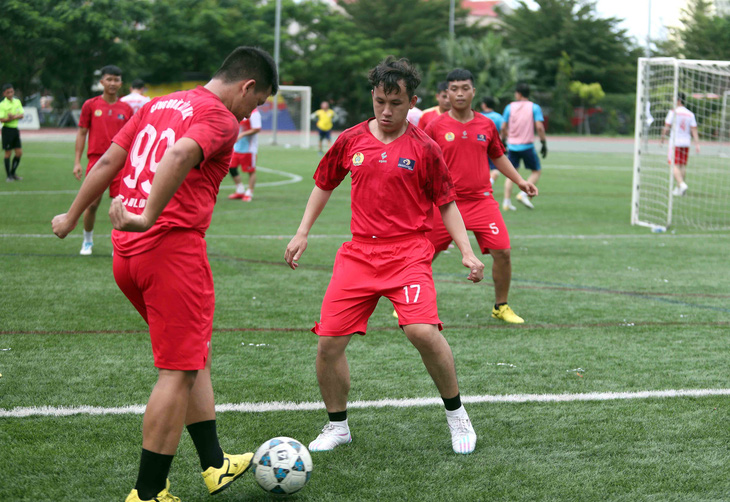 Cầu thủ Công đoàn Tây Ninh tập luyện chiều 5-10 - Ảnh: N.K.
