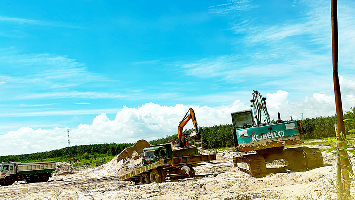 Mỏ cát rộng nhiều ha tại thôn 2, xã Gia Huynh, huyện Tánh Linh (Bình Thuận) dù chưa hoàn tất thủ tục vẫn khai thác liên tục
