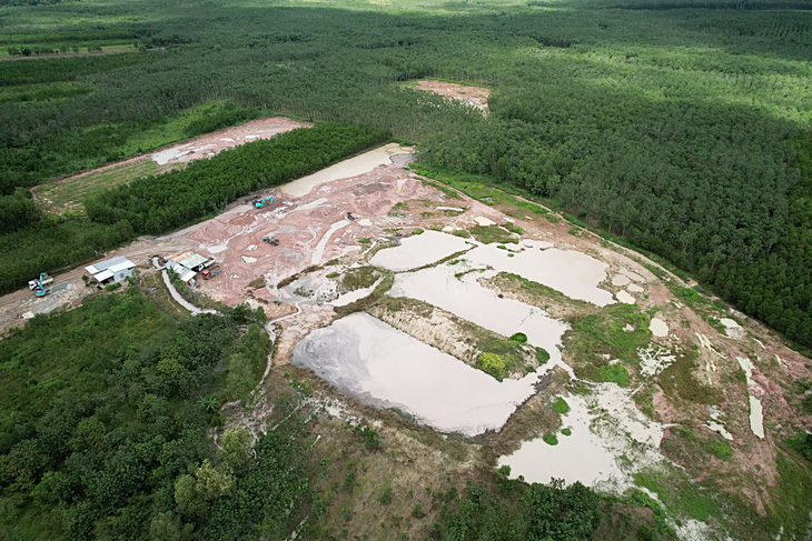 Mỏ cát của Công ty TNHH sản xuất - thương mại - dịch vụ Hoàng Long ở huyện Tánh Linh, Bình Thuận chưa hoàn tất nhiều thủ tục vẫn  khai thác  - Ảnh: NGUYỄN ĐĂNG