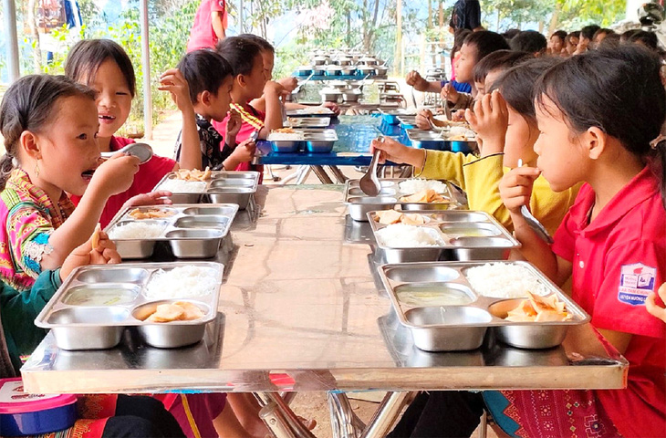 Bữa trưa của các học sinh huyện biên giới Mường Lát (Thanh Hóa) đã đủ dinh dưỡng nhờ dự án “Cùng nhau nuôi em Mường Lát” - Ảnh: C.K.