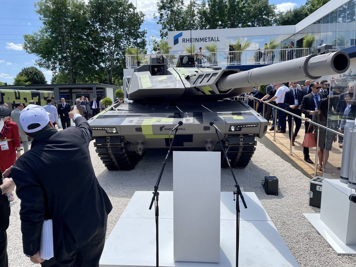 Xe tăng Panther do tập đoàn quốc phòng Rheinmetall sản xuất. Tập đoàn này đang hướng đến việc xây dựng nhà máy sản xuất xe tăng ở Ukraine - Ảnh: DEFENSE NEWS