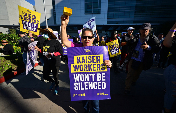 Các nhân viên của Kaiser Permanente đình công ở thành phố Los Angeles, bang California, Mỹ ngày 4-10 - Ảnh: AFP