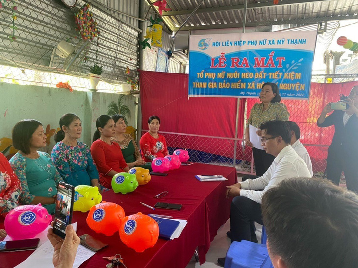 Hội viên phụ nữ tham gia “Nuôi heo đất tiết kiệm tham gia bảo hiểm xã hội tự nguyện” tại tỉnh Long An - Ảnh: Bảo hiểm xã hội Việt Nam
