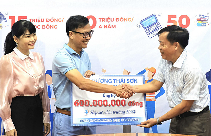 Ông Dương Thái Sơn (phải) trao 600 triệu đồng mà ông và bạn bè ủng hộ chương trình Tiếp sức đến trường năm 2023 - Ảnh: VŨ THỦY