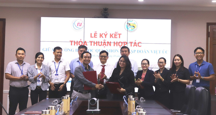 Đại diện Trường ĐH Quy Nhơn và Tập đoàn Việt Úc ký kết hợp tác - Ảnh: THANH TRÀ