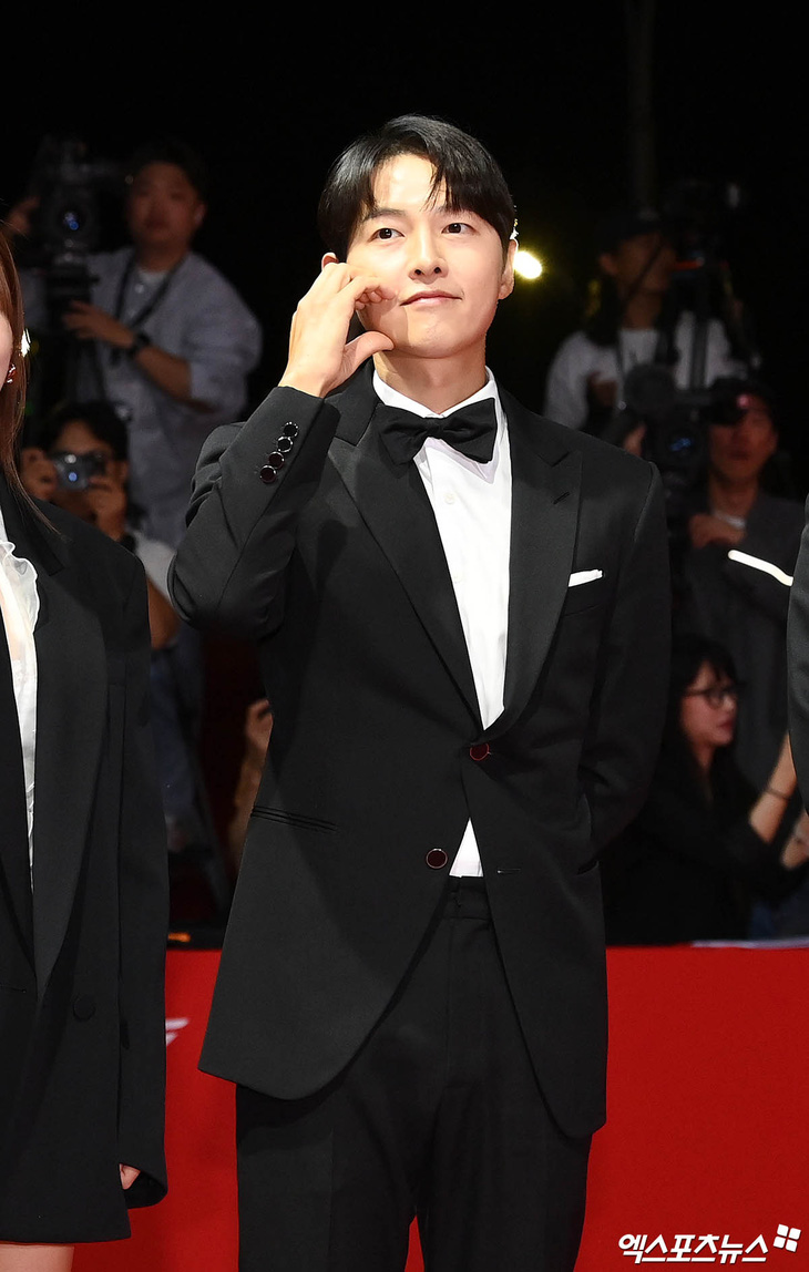 Nam diễn viên Song Joong Ki mặc vest đen lịch lãm tham dự sự kiện