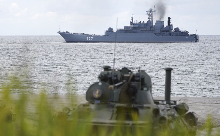 Tàu đổ bộ cỡ lớn Minsk của Nga đã bị phía Kiev phá hủy hoàn toàn trong cuộc tấn công vào khu vực Sevastopol hồi tháng trước - Ảnh: WALL STREET JOURNAL
