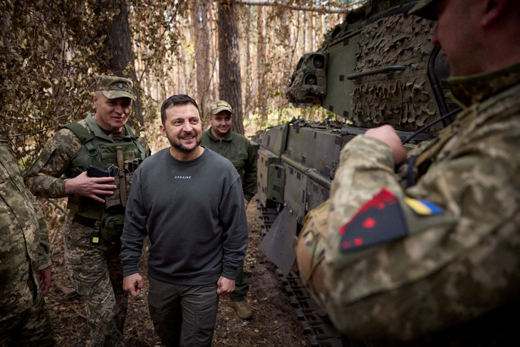 Tổng thống Ukraine Volodymyr Zelensky thăm một đơn vị ở tiền tuyến phía đông ngày 4-10 - Ảnh: REUTERS