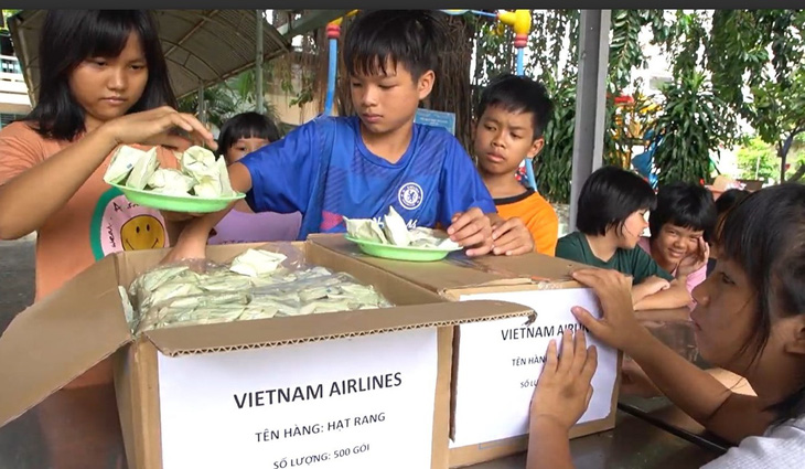Những suất ăn của Vietnam Airlines được VietHarvest trao tặng Trung tâm Công tác xã hội - Giáo dục dạy nghề thiếu niên TP.HCM - Ảnh: VNA