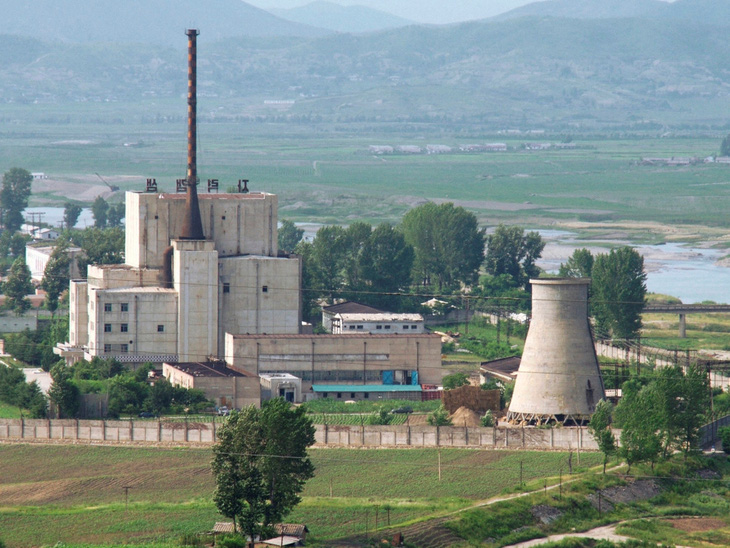 Nhà máy hạt nhân của Triều Tiên ở Yongbyon trong ảnh chụp tháng 6-2008 - Ảnh: REUTERS/KYODO